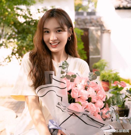 度假的时尚女孩